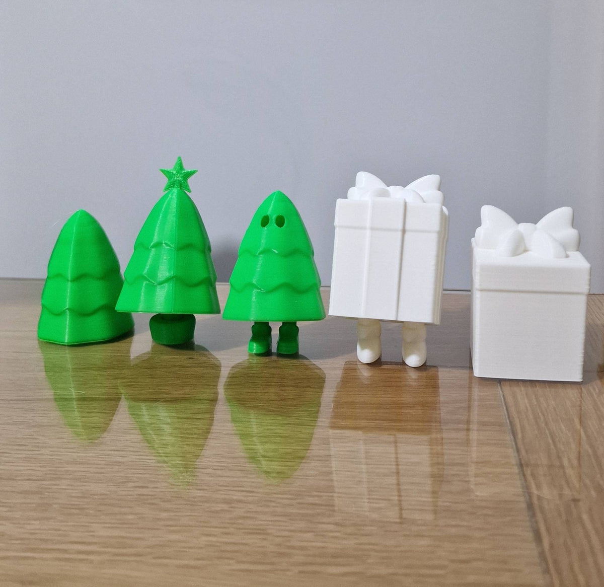 Christmas Tree & Presents Decoration - Secret Santa - Fidget Toys - Legs - Snowman - Santa - 3D Printed - Tree with Legs